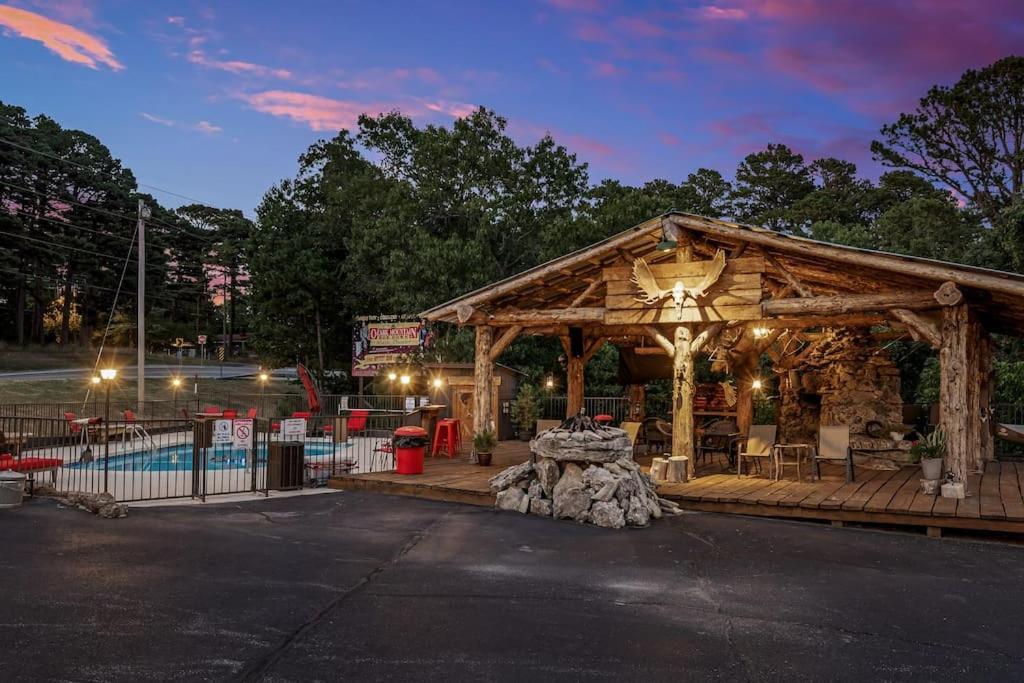 Stonegate Lodge 2 Queen Beds Wifi Tv Salt Water Pool Fire Pits #303 Eureka Springs Extérieur photo